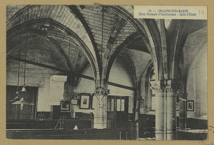 CHÂLONS-EN-CHAMPAGNE. 34- École Normale d'instituteurs. Salle d'étude. Châlons-sur-Marne L. Coëx. [vers 1912] 
