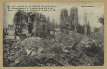 REIMS. 523. Les Ruines de la Grande Guerre - Un Coin des Ruines et la Cathédrale. Great War Ruins. A Corner of the ruins the Cathedral.
(75 - ParisLévy Fils et Cie).Sans date
