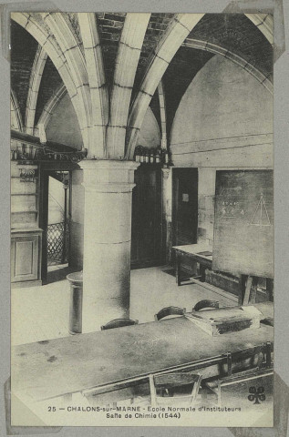 CHÂLONS-EN-CHAMPAGNE. 25- École Normale d'instituteurs. Salle de chimie (1544). M. T. I. L. Sans date 