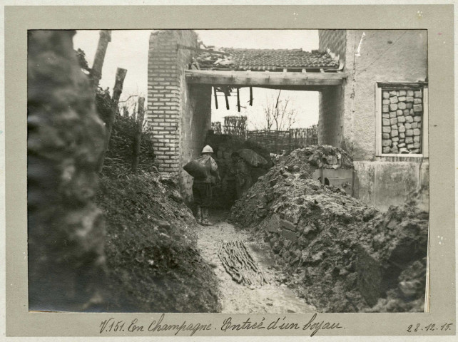 En Champagne. Entrée d'un boyau, 28 décembre 1915 .