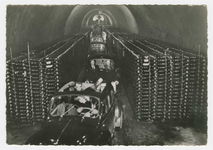 ÉPERNAY. En Champagne. Un rallye automobile dans les caves Champagne Mercier..s.l. : s.n.