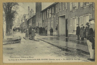 CHÂLONS-EN-CHAMPAGNE. La crue de la Marne à Châlons-sur-Marne (janvier 1910) - Le chemin du Barrage.