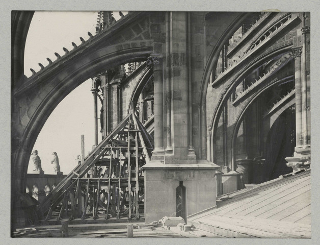 REIMS. Cathédrale de Reims. Arc boutant et charpente du toit de la chapelle.