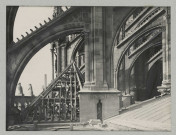 REIMS. Cathédrale de Reims. Arc boutant et charpente du toit de la chapelle.