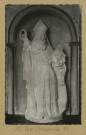 FÈRE-CHAMPENOISE. Statue de Saint-Aignan. Cette statue, taillée dans une pierre tombale de l'ancien cimetière, a été installée le 6 mai 1956, sur l'emplacement de l'ancienne église Saint-Aignan (rue de Châlons), détruite par le grand incendie de 1756. Statue moderne sculptée par M. Giot / Rex Photo, photographe à Fère-Champenoise.
