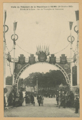 REIMS. Visite du président de la république à Reims (19 octobre 1913). Entrée de la gare. Arc de triomphe de bienvenue.[Sans lieu] : Thuillier