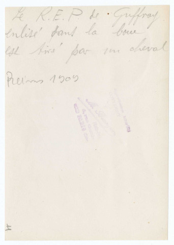 Le monoplan REP de Guffroy enlisé dans la boue est tiré par un cheval. Reims, 1909. / M. Branger