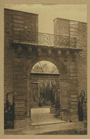REIMS. 6. Hôtel le Vergeur - Portail de l'ancien Hôtel Lagoille de Courtagnon.
(51 - Reimsphototypie J. Bienaimé).Sans date