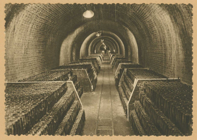 ÉPERNAY. Champagne de Castellane. Vins sur pointes "en masses" (3ème position des bouteilles en cave).
Nancy-ParisHélio-Lorraine.1904-1960