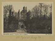 MONTMORT-LUCY. Ancienne entrée du Château / Combier, photographe à Mâcon.Collection Dehours