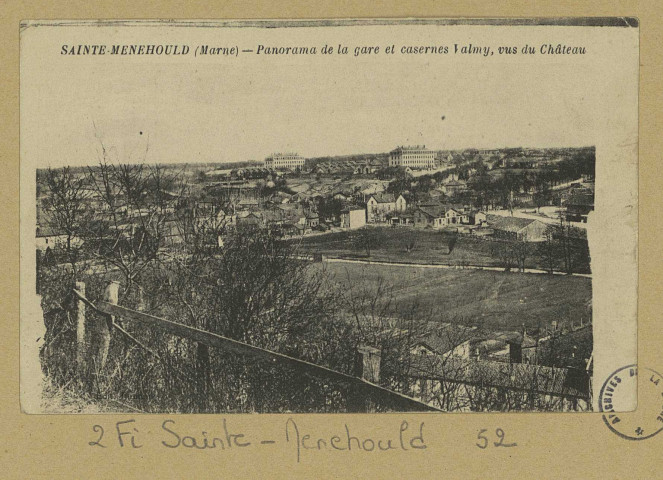 SAINTE-MENEHOULD. Panorama de la gare et casernes Valmy, vus du Château.
Édition Mainon.Sans date