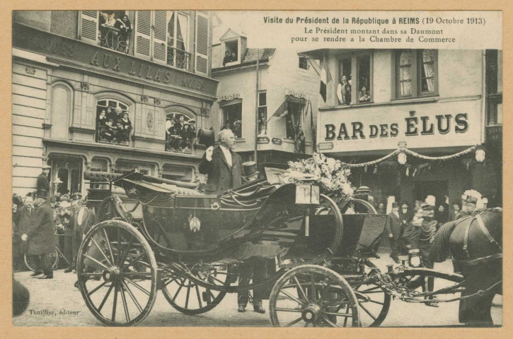 REIMS. Visite du président de la république à Reims (19 octobre 1913). Le président montant dans sa Daumont pour se rendre à la Chambre de commerce.[Sans lieu] : Thuillier