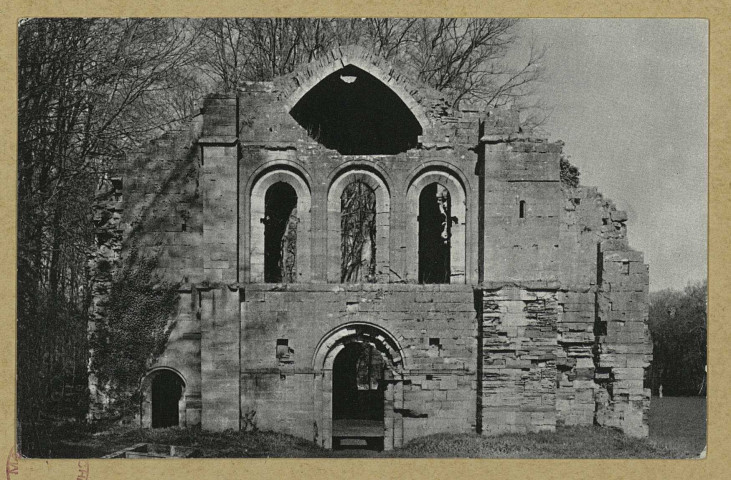 TROIS-FONTAINES-L'ABBAYE. Portail de l'église (XIIe S.). Abbaye fondée par St-Bernard en 1118 / H. Knech, photographe à Saint-Dizier.