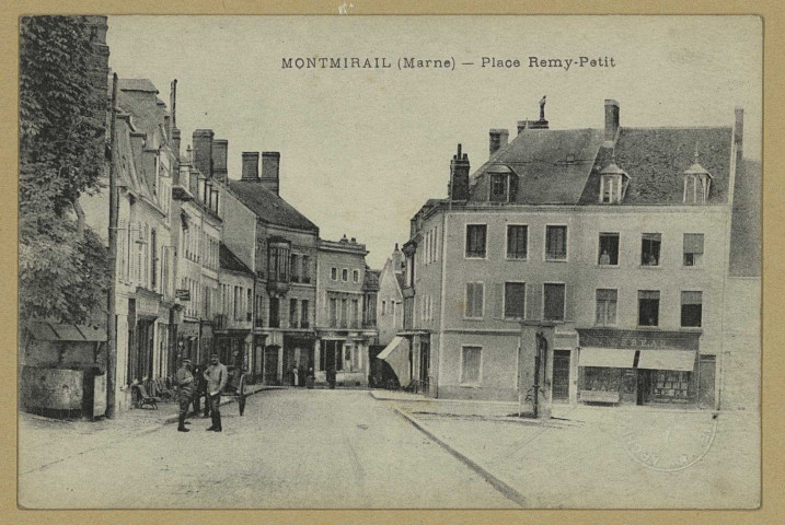 MONTMIRAIL. Place Remy-Petit.