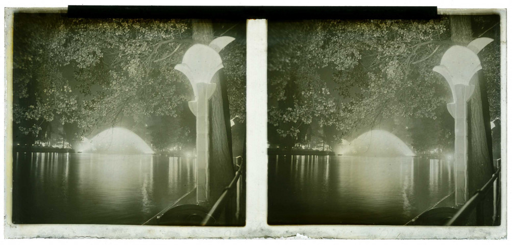 Exposition coloniale 1931 . Attraction lumineuse nocturne : l'un des trois Ponts d'Eau.