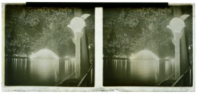 Exposition coloniale 1931. Attraction lumineuse nocturne : l'un des trois Ponts d'Eau.