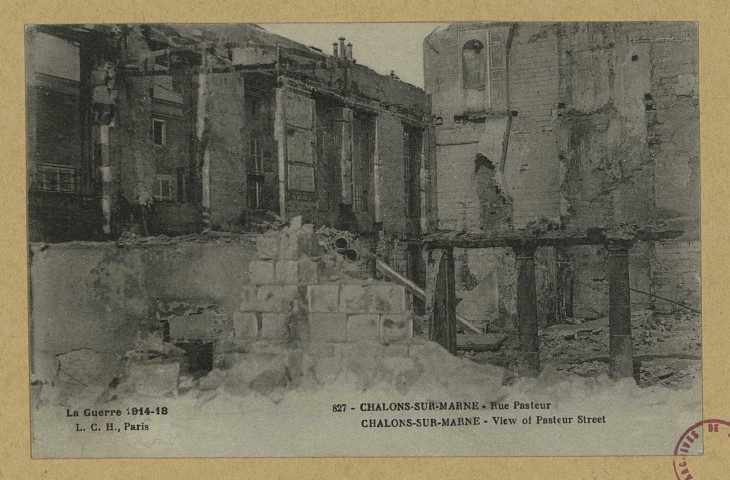 CHÂLONS-EN-CHAMPAGNE. La Guerre 1914-18. 827- Châlons-sur-Marne. Rue Pasteur- Châlons-sur-Marne- View of Pasteur Street.
ParisL. C. H.1914-1918