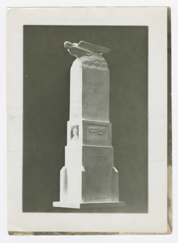 1939. Monument à la gloire d'Henry Farman par G. Paulin, élevé en 1939 au carrefour de la voie romaine et de la route de Bouy. Mr et Mme Farman au cours de la manifestation aérienne de l'après-midi. 2 juillet 1939