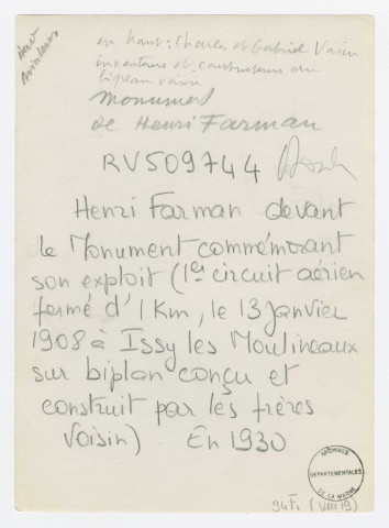 Henry Farman devant le monument commémorant son exploit (1er circuit aérien fermé d'1km, le 13 janvier 1908 à Issy-les-Moulineaux sur biplan conçu et construit par les frères Charles et Gabriel Voisin)