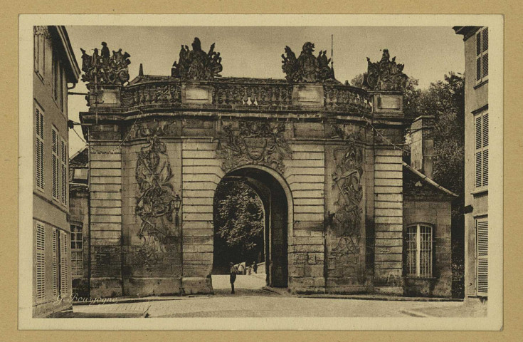 VITRY-LE-FRANÇOIS. 48. Porte du Pont.
Château-ThierryBourgogne Frères.Sans date