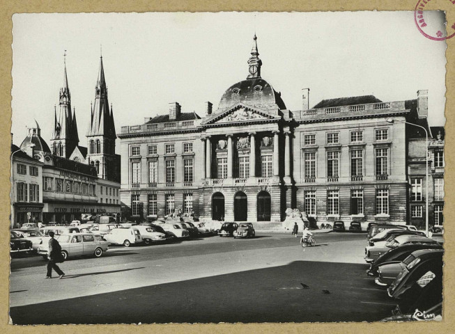CHÂLONS-EN-CHAMPAGNE. 115- Hôtel de Ville.
(71Mâcon, Combier ""CIM"").Sans date