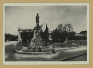 VITRY-LE-FRANÇOIS. Statue du Colonel MOLL. Ville martyre totalement détruite par les bombardements Allemands en 1940.