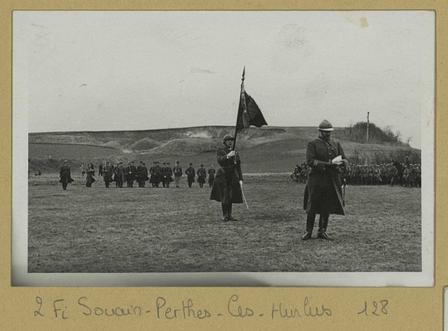 SOUAIN-PERTHES-LÈS-HURLUS. [Navarin, prise d'armes, soldats au repos] / De Vliegher, photographe à Châlons-sur-Marne.