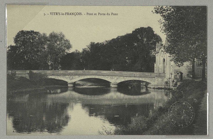 VITRY-LE-FRANÇOIS. 5. Pont et Porte du Pont. Vitry - le - François Ed. A. Simonis (Imp. Réunies). Sans date 