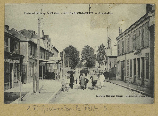MOURMELON-LE-PETIT. Environs du Camp de Châlons. Mourmelon-le-Petit-Grande-Rue.
MourmelonLib. Militaire Guérin.[vers 1925]