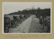 SOUAIN-PERTHES-LÈS-HURLUS. [Navarin. Prise d'armes défilé de soldats à pieds] / De Vliegher, photographe à Châlons-sur-Marne.
