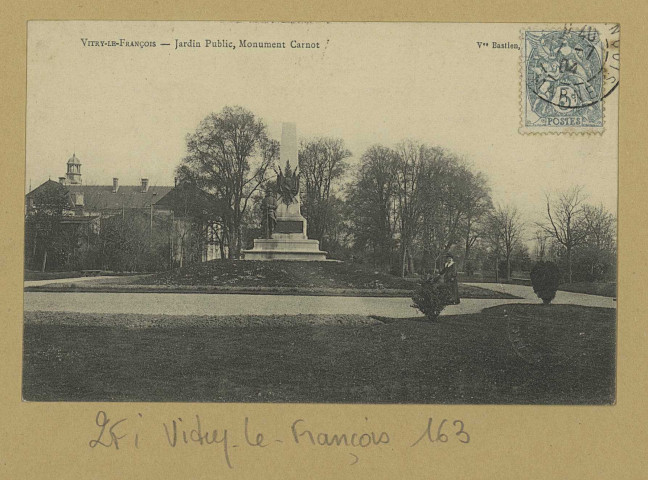 VITRY-LE-FRANÇOIS. Jardin public, monument Carnot.