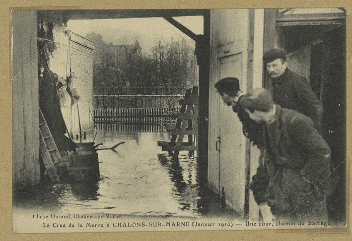 CHÂLONS-EN-CHAMPAGNE. La Crue de la Marne à Châlons-sur-Marne (janvier 1910 ) - Une cour, chemin du Barrage.