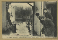 CHÂLONS-EN-CHAMPAGNE. La Crue de la Marne à Châlons-sur-Marne (janvier 1910) - Une cour, chemin du Barrage.