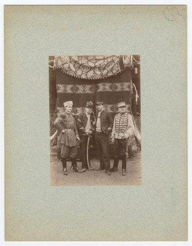 CHÂLONS-EN-CHAMPAGNE. École nationale supérieure des arts et métiers. Groupe d'étudiants en uniforme.