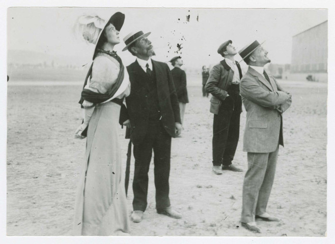 Spectateurs sur le champ d'aviation d'Issy-les-Moulineaux : Général Pierre Auguste Roques et l'écrivain Gabriele Annunzio, 17.01.1928