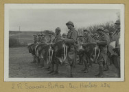 SOUAIN-PERTHES-LÈS-HURLUS. [Navarin. Soldats au repos jouant du tambour] / De Vliegher, photographe à Châlons-sur-Marne.