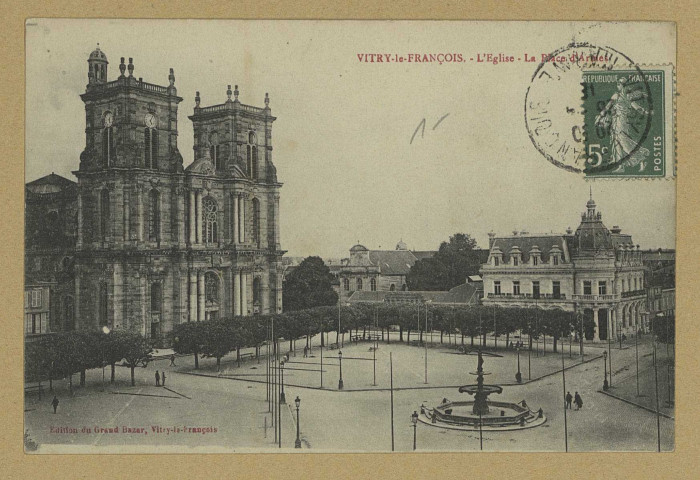 VITRY-LE-FRANÇOIS. L'Église. La place d'Armes.
Vitry-le-FrançoisÉdition du Grand Bazar.[vers 1918]