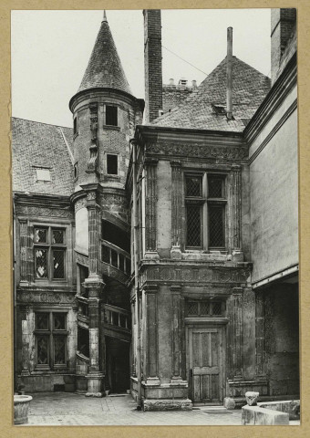 REIMS. Maison natale de Saint Jean-Baptiste de la Salle, tourelle (XVIe s.). [Rueil-Malmaison Ch. Magenta phot.]. Sans date 