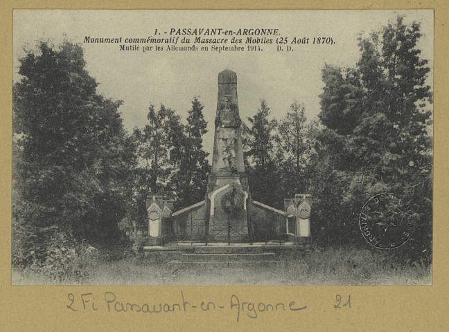 PASSAVANT-EN-ARGONNE. -1-Monument commémoratif du massacre des Mobiles (25 août 1870). Mutilé par les Allemands en Septembre 1914.
(88 - Mirecourtimp. Daniel Delbey).[vers 1925]