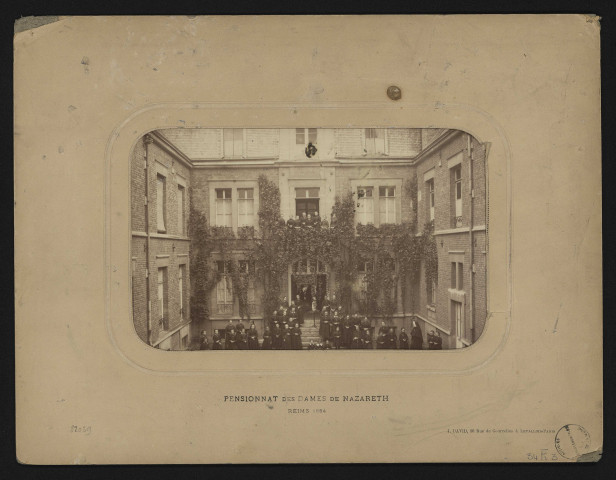 Groupe de pensionnaires et religieuses devant l'établissement / J. David.