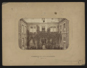 Groupe de pensionnaires et religieuses devant l'établissement / J. David.