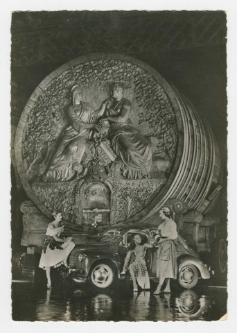 ÉPERNAY. En Champagne. Foudre de 200 000 bouteilles, le plus gros tonneau du Monde dans les caves Champagne Mercier.s.l. : s.n.