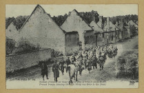 SOIZY-AUX-BOIS. Soldats français en route pour le feu à Soizy-aux-Bois. French troops passing through Soizy-aux-Bois to the front/ N. D., photographe.