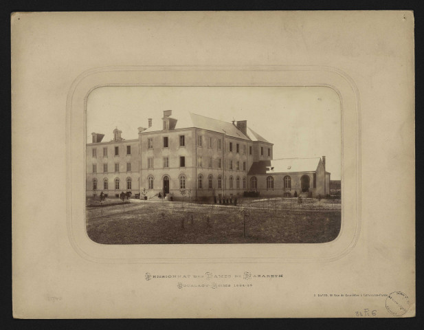 Le pensionnat : vue des bâtiments / J. David.