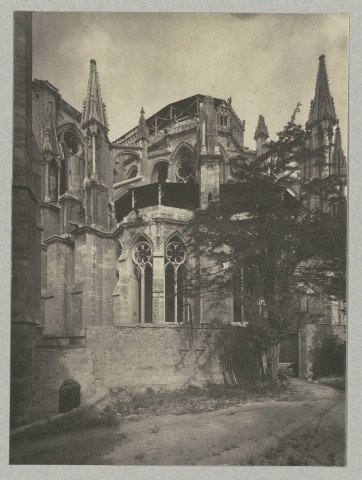 REIMS. Cathédrale de Reims. Abside au sud-est après reprise des fenêtres basses.