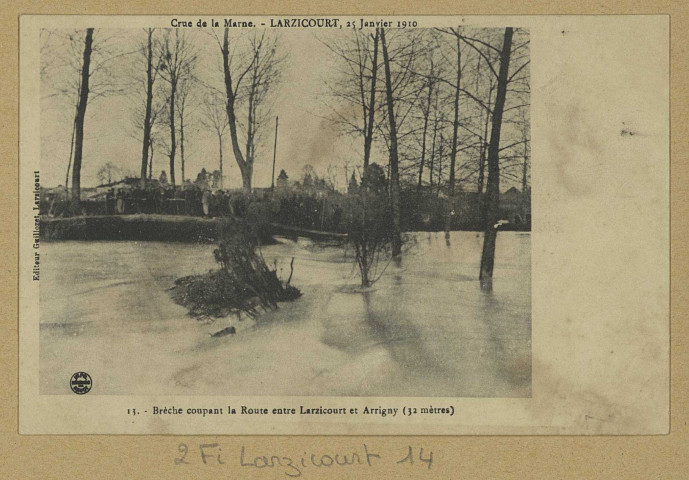 LARZICOURT-ISLE-SUR-MARNE. Crue de la Marne. 25 janvier 1910-Larzicourt-13-Brèche coupant la Route entre Larzicourt et Arrigny (32 mètres).
LarzicourtÉdition Guill (54 - Nancyimp Réunies).[vers 1910]