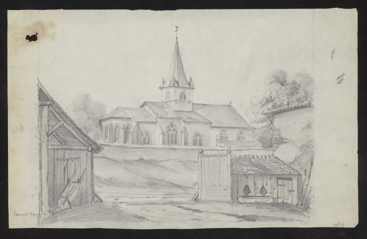 Vue d'une église depuis une cour