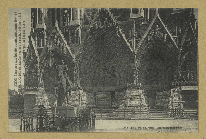 REIMS. Reims dans ses années de bombardements 1914-1917. La cathédrale incendiée par les Allemands, le 19 sept. 1914. Le grand portail et Jeanne d'Arc.Collection G. Dubois, Reims