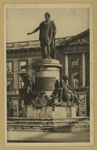 REIMS. 17. Statue de Louis XV, place Royale.