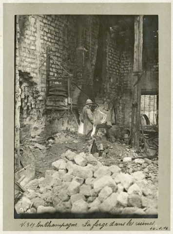 En Champagne. La forge dans les ruines, 14 janvier 1916 .